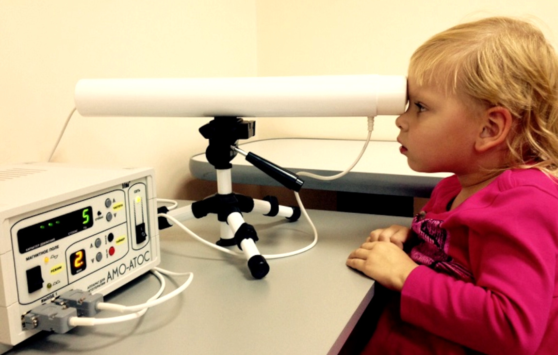 Процедура фотостимуляции у ребенка в кабинете охраны зрения